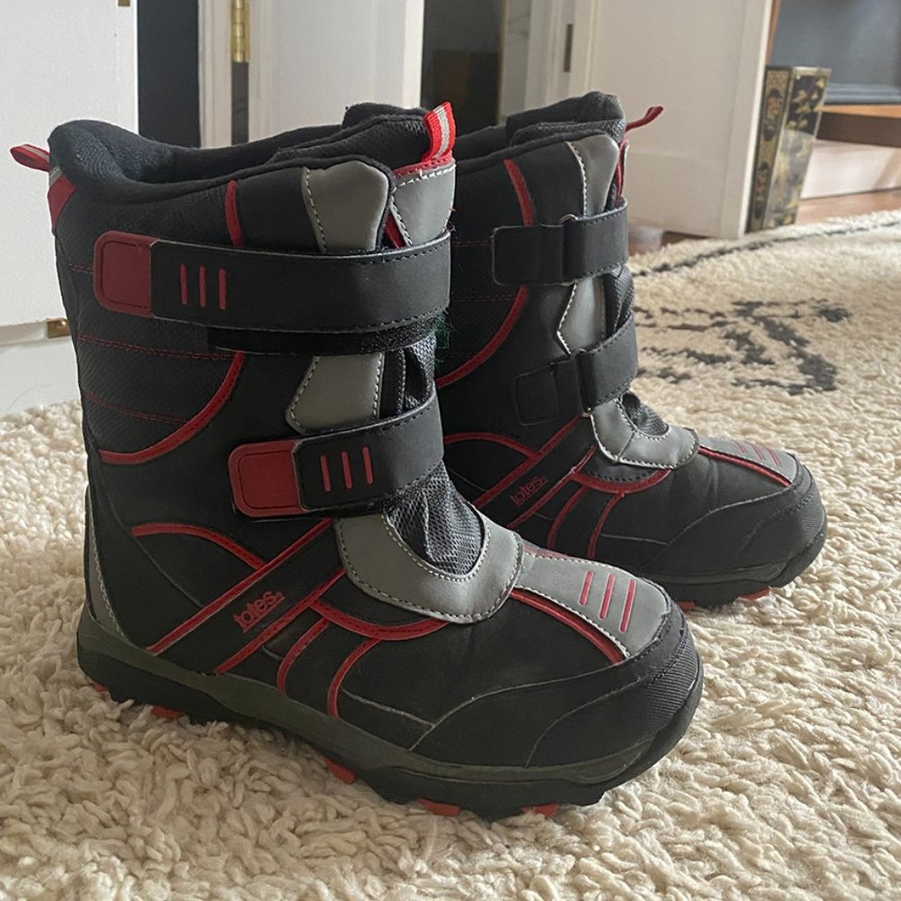 Totes snow boots size 5 (big boys)